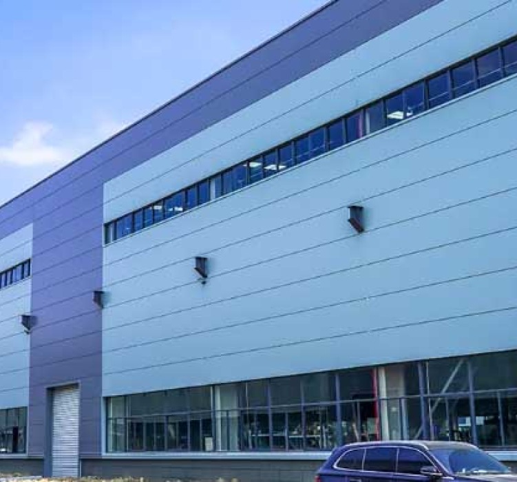 معايير عملية تصنيع الألواح المركبة عالية الجودة  المواد السطحية:توصلت المجموعة إلى تعاون استراتيجي مع عدد من الشركات المصنعة لألواح الصلب ذات العلامات التجارية الدولية، وتختار اللوحة ركيزة عالية القوة لضمان سطح أملس بدون شقوق بعد صب المركب؛ يمكن استخدام ا