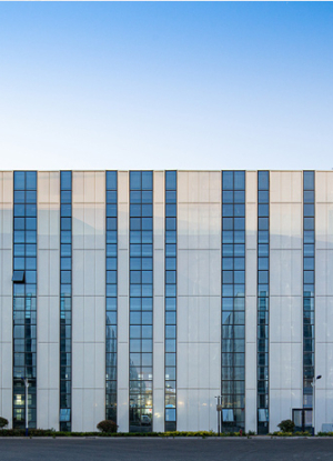 العزل الموفّر للطاقةالعزل الموفّر للطاقة  لتحقيق هدف البناء الأخضر والكفء، اعتمد المنتزه التكنولوجي نظام ألواح ساندويتش عازلة موفّرة للطاقة في المباني الجديدة. تستخدم ألواح الأسقف رغوة البولي يوريثان كمواد أساسية، مع صفائح فولاذية معالجة خصيصًا وعملية قفل المفاصل لتوفير العزل الحراري ومقاومة تسرب المياه بشكل فعال. أما ألواح الجدران فتم تخصيصها وفقًا للاتجاه والمتطلبات الحرارية، مع معالجة دقيقة للمفاصل. بعض الأسقف تحتوي على ألواح سقفية فوتوفولطية مدمجة مع وحدات الطاقة الشمسية، ومتوافقة مع الألواح التقليدية. 