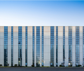 العزل الموفّر للطاقةالعزل الموفّر للطاقة  لتحقيق هدف البناء الأخضر والكفء، اعتمد المنتزه التكنولوجي نظام ألواح ساندويتش عازلة موفّرة للطاقة في المباني الجديدة. تستخدم ألواح الأسقف رغوة البولي يوريثان كمواد أساسية، مع صفائح فولاذية معالجة خصيصًا وعملية قفل المفاصل لتوفير العزل الحراري ومقاومة تسرب المياه بشكل فعال. أما ألواح الجدران فتم تخصيصها وفقًا للاتجاه والمتطلبات الحرارية، مع معالجة دقيقة للمفاصل. بعض الأسقف تحتوي على ألواح سقفية فوتوفولطية مدمجة مع وحدات الطاقة الشمسية، ومتوافقة مع الألواح التقليدية. 