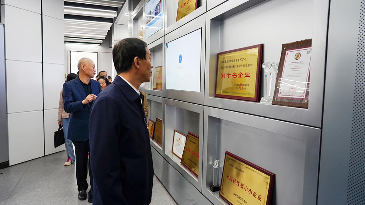 زيارة عضو مجلس الشعب لمقاطعة شاندونغ، مينغ شيانغجي، ووفده إلى شركة هونغشينيوان